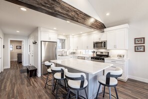 Refrigerador, microondas, horno y parrilla de estufa