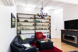 Smart TV, fireplace, DVD player, ping pong