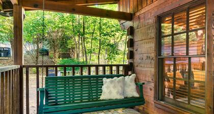 âSecluded 4BR Cabin w/ Hot Tub & Games and Huge Decks!!