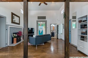 TV, books - Spanish Style Casita • 2BR/2BA • Dogs Welcome (Norfolk)