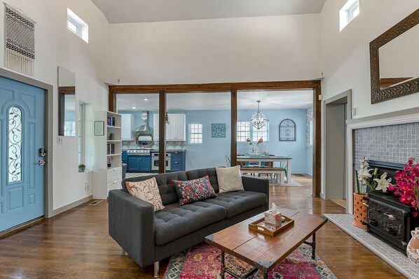 TV, books - Spanish Style Casita • 2BR/2BA • Dogs Welcome (Norfolk)