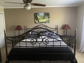 3 bedrooms, iron/ironing board, WiFi, bed sheets - Wine Country Home Located in Heart of Downtown Amador City (Amador City)