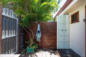 Property grounds - Tallows Beach Studio, dog friendly, modern, quiet! (Suffolk Park)