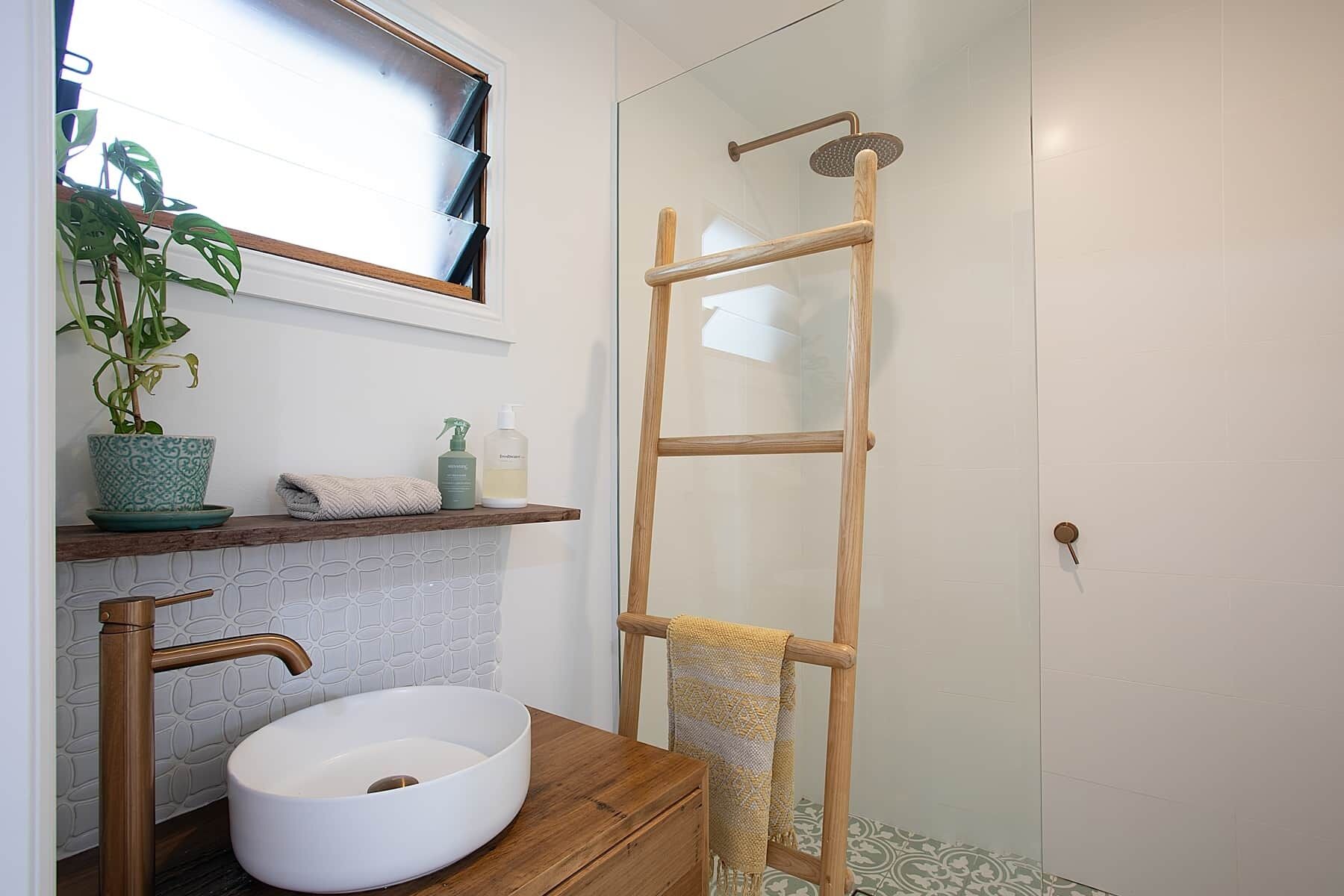 Een douche, een haardroger, handdoeken, zeep