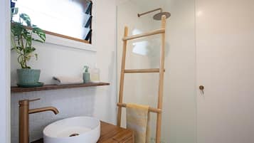 Een douche, een haardroger, handdoeken, zeep