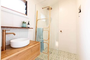 シャワー、ヘアドライヤー、タオル、石鹸