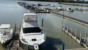 Un puerto deportivo con varias embarcaciones amarradas a muelles de madera.
