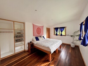 4 bedrooms, desk, free WiFi, bed sheets