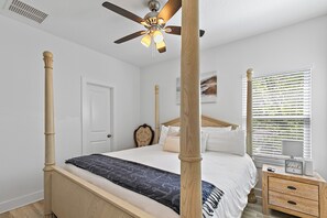 3 bedrooms, iron/ironing board, travel crib, free WiFi - Romantic 🏖️ Getaway! 2 king beds! EV charger. A 10 min drive from Mayo Clinic! (Jacksonville Beach)