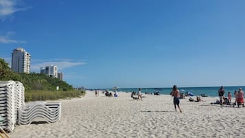 Playa en los alrededores, camastros y toallas de playa