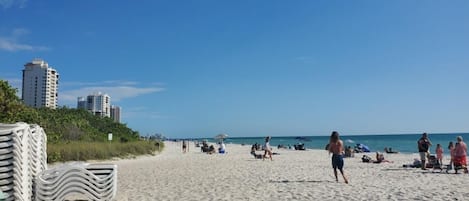 Vlak bij het strand, ligstoelen aan het strand, strandlakens