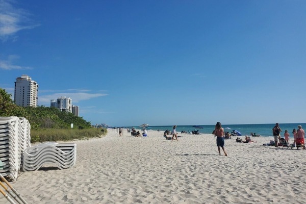 Beach nearby, sun loungers, beach towels