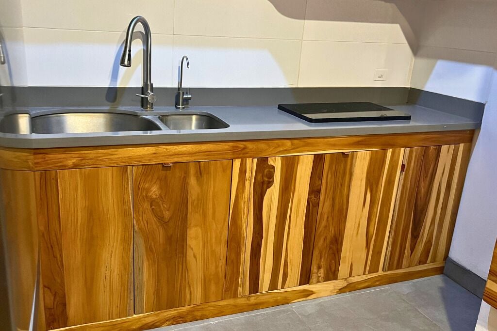 Geladeira, micro-ondas, cooktop, cafeteira/chaleira