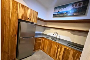Frigorífico, microondas, placa de cocina y cafetera o tetera