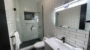 Asciugacapelli, asciugamani, sapone, shampoo