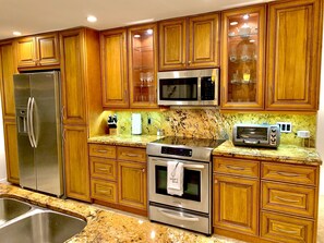 Kjøleskap, mikrobølgeovn, ovn og kokeplater