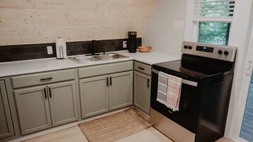 Een koelkast, een magnetron, een oven, een kookplaat