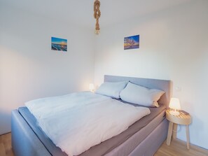 1 soverom, safe på rommet, strykejern/-brett og wi-fi (inkludert)