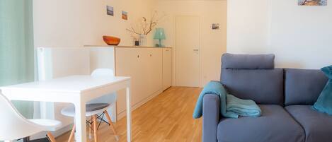 Een televisie en boeken