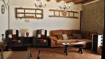 Een smart-tv, een open haard, tafelvoetbal en boeken