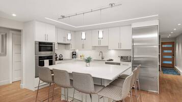 Coffee/tea maker, fridge, microwave, stovetop
