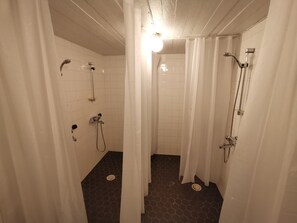 Lejlighed | Badeværelse | Bruser, hårtørrer, håndklæder, Shampoo