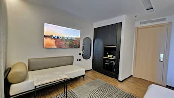 Skrivbord, mörkläggningsgardiner och sängkläder