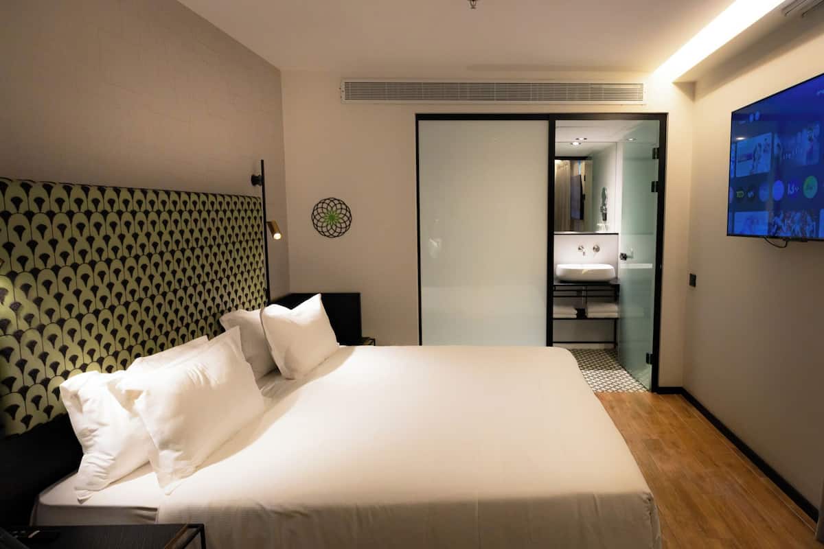 Superior Room | Desk, blackout drapes, bed sheets