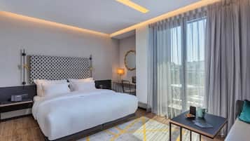 Dobbeltrom – deluxe, balkong | Skrivebord, blendingsgardiner, barnesenger (inkludert) og sengetøy