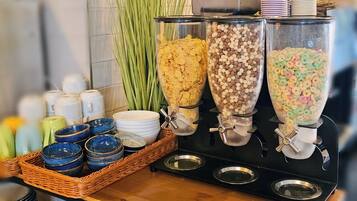 Ein reichhaltiges Buffet mit Müsli, Müsliriegeln und Müslischalen.