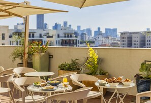 Bữa sáng buffet hàng ngày (45 ILS/mỗi người)