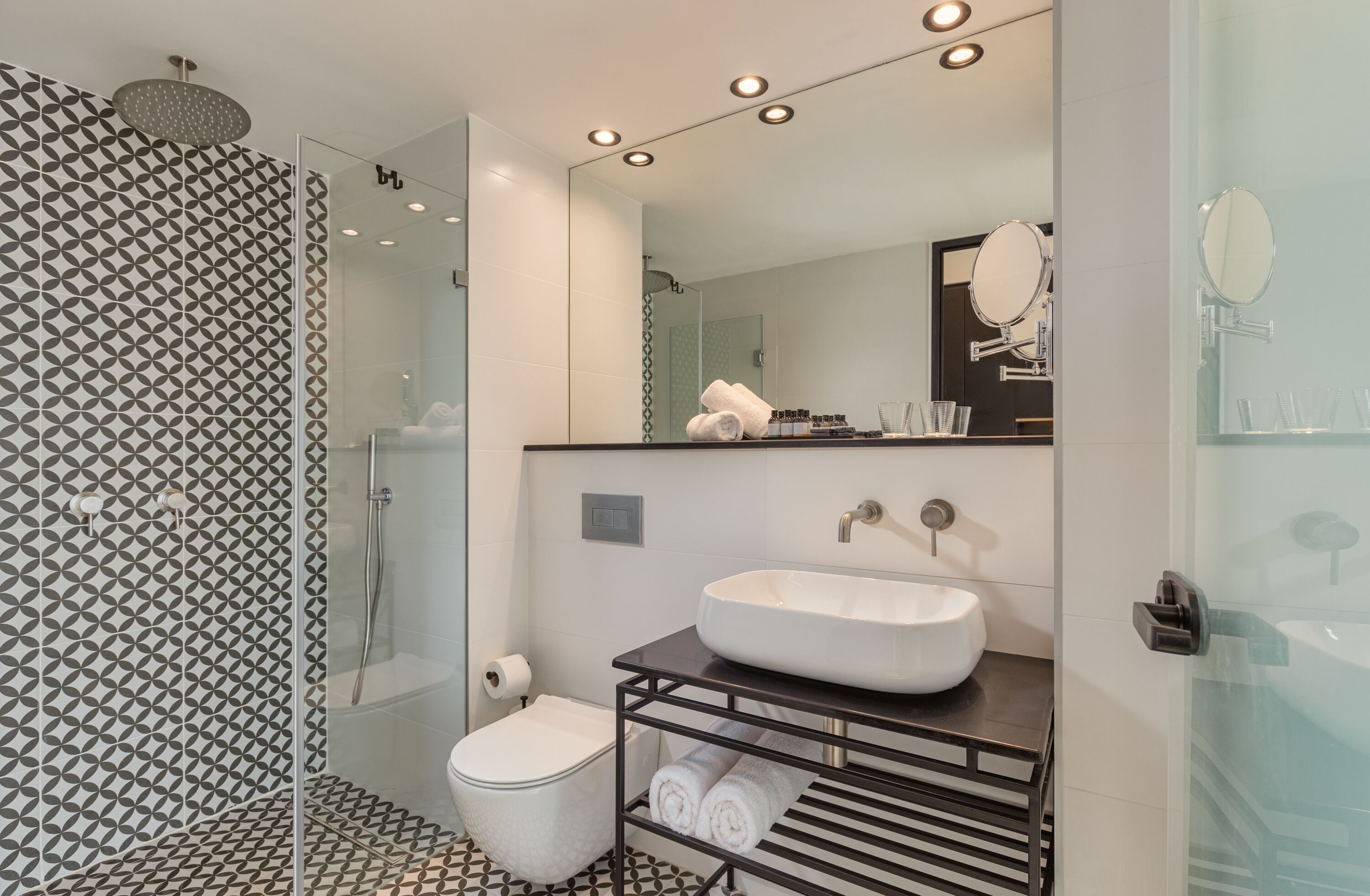 shower, hydromassage showerhead, free toiletries, hair dryer