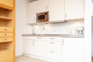 Køleskab, opvaskemaskine, kaffe-/temaskine, elkedel