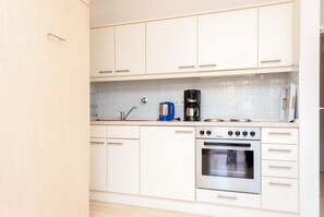 Kühlschrank, Ofen, Wasserkocher mit Kaffee-/Teezubehör, Wasserkocher
