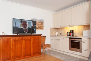 Kühlschrank, Mikrowelle, Ofen, Wasserkocher mit Kaffee-/Teezubehör