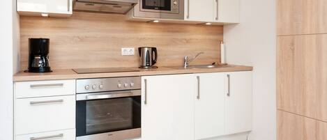 Køleskab, mikrobølgeovn, ovn, kaffe-/temaskine