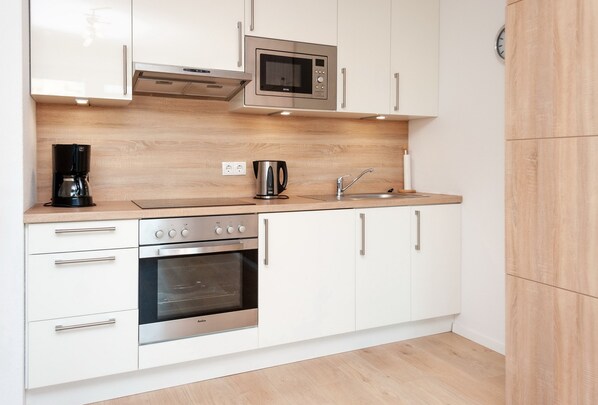 Kühlschrank, Mikrowelle, Ofen, Wasserkocher mit Kaffee-/Teezubehör