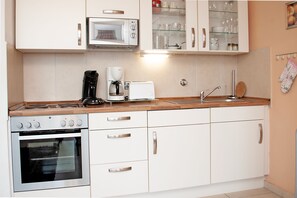 Kühlschrank, Mikrowelle, Ofen, Wasserkocher mit Kaffee-/Teezubehör