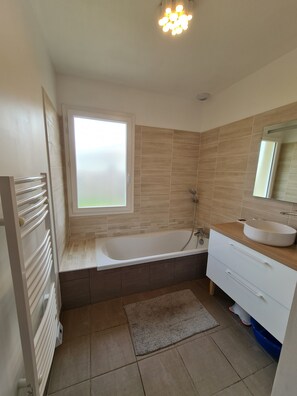 Duschwanne, Handtücher, Toilettenpapier