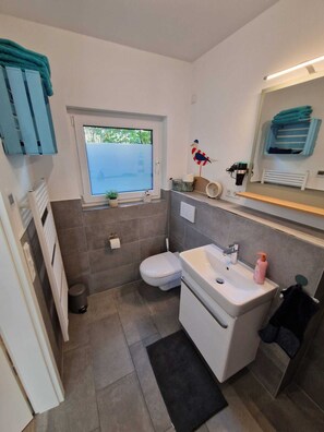 Douche, sèche-cheveux, serviettes fournies, papier toilette