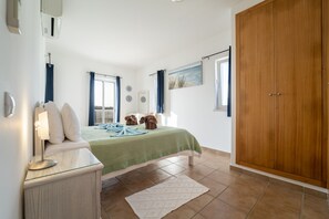 4 bedrooms, iron/ironing board, free WiFi, bed sheets