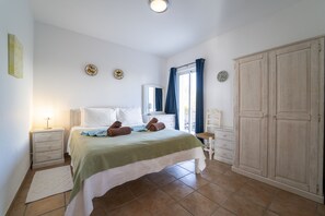 4 dormitoris, planxa i posts de planxar, wifi gratuïta i roba de llit