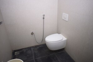 Chambre Familiale | Salle de bain | Douche, serviettes fournies, savon