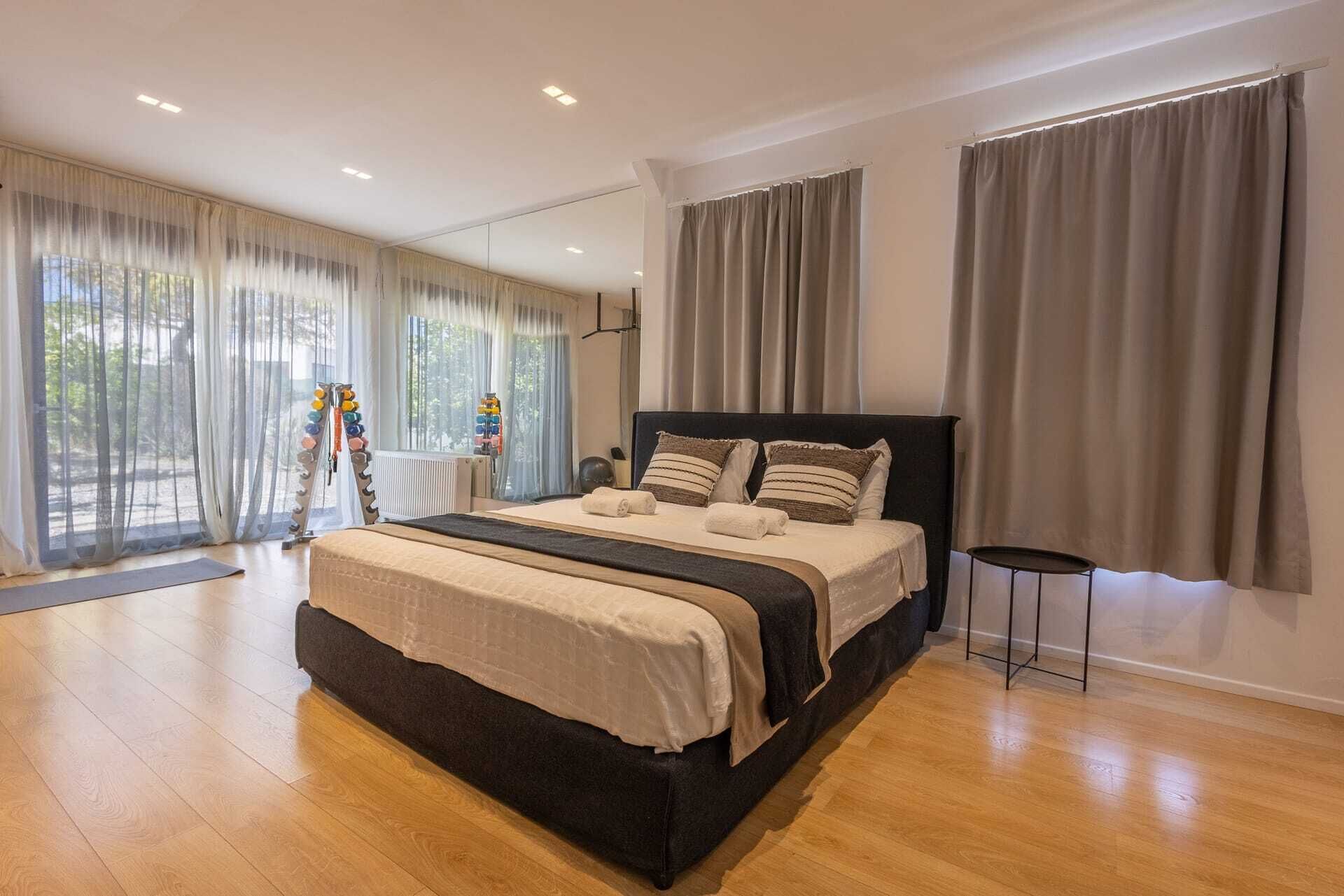 6 bedrooms, iron/ironing board, free WiFi, bed sheets