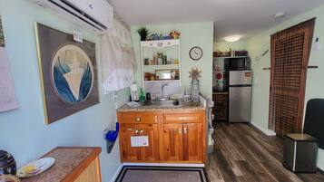 Geladeira, micro-ondas, cooktop, cafeteira/chaleira