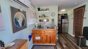 Refrigerador, microondas, placa de cocina, cafetera/tetera