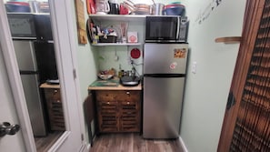 Refrigerador, microondas, placa de cocina, cafetera/tetera