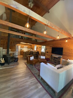 Smart TV, fireplace, printers - NEW LISTING!! Buddy's Barn--An Oasis in the Woods (Arnold)