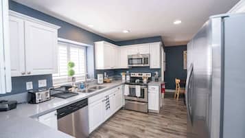 Een koelkast, een microgolfoven, een oven, een kookplaat