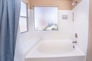 Douche, sèche-cheveux, shampoing